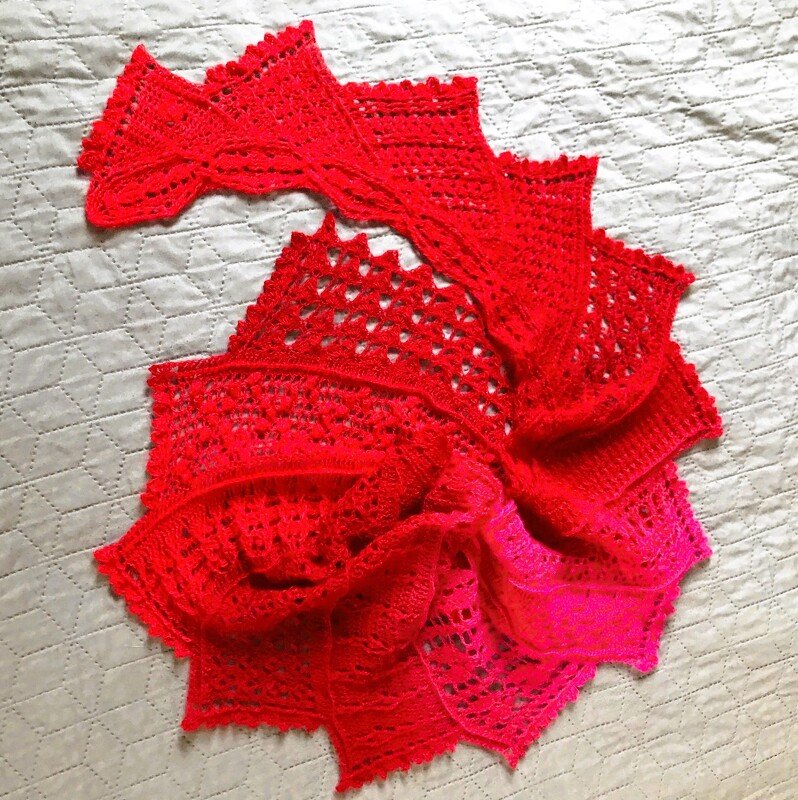 "Joka" - der Drachenschwanz - Häkeltuch Anleitung mit passenden Stulpen - Bild 4