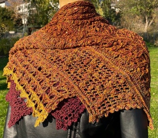 "Joka" - der Drachenschwanz - Häkeltuch Anleitung mit passenden Stulpen