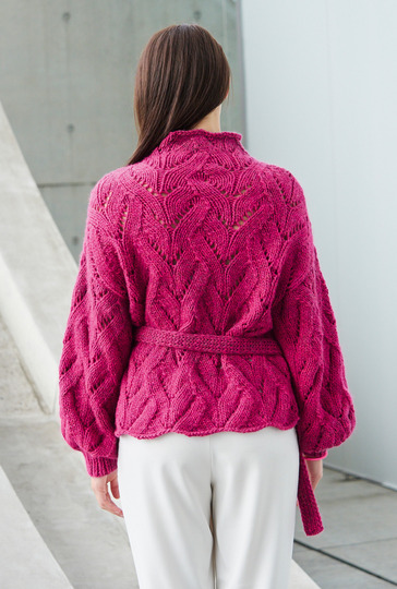 Pulli im Ajourmuster in Pink und Gürtel
