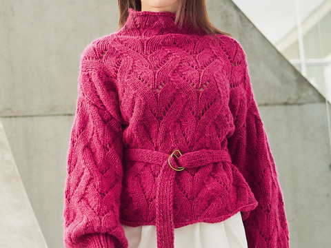 Pulli im Ajourmuster in Pink und Gürtel