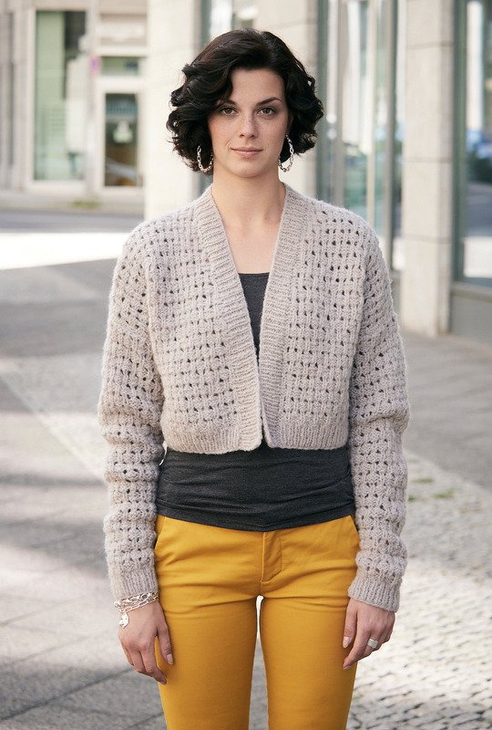 Kurze Jacke mit Lochmuster in Hellgrau - Bild 5