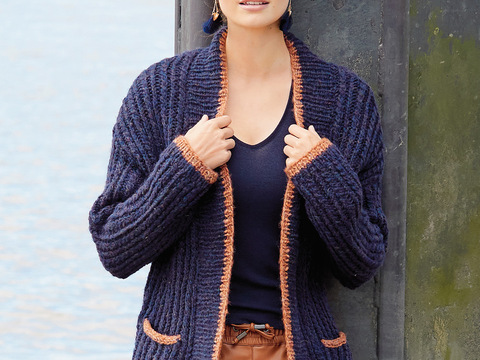 Jacke mit Zopfmuster in Dunkelblau mit orangefarbenen Rändern