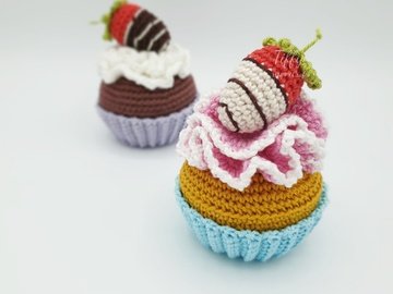 Erdbeer-Cupcakes mit Schlagsahne und Erdbeeren-Schoko Häkelanleitung PDF
