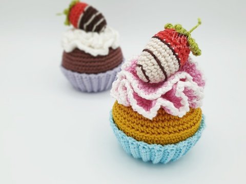 Erdbeer-Cupcakes mit Schlagsahne und Erdbeeren-Schoko Häkelanleitung PDF