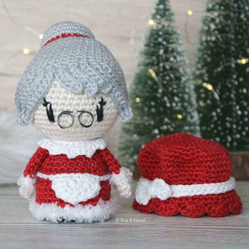 Gehäkelte Weihnachtsdame Amigurumi mit grauem Dutt und abnehmbarer roter Mütze