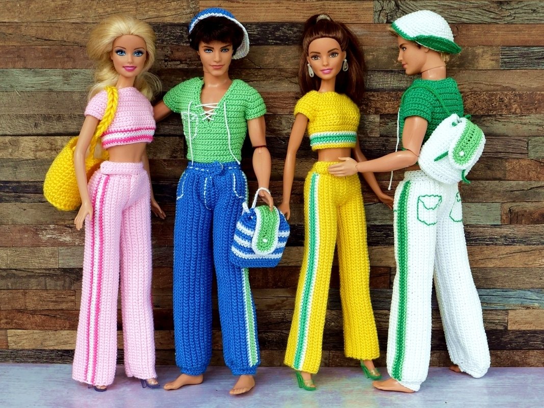 Vier Puppen tragen schnell gehäkelte Outfits: Croptops, weite Hosen, Mützen und Taschen in leuchtenden Farben