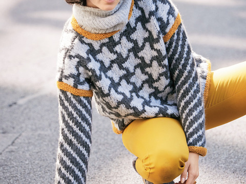 Pulli mit Jacquardmuster in Hellgrau, Anthrazit und Gelb