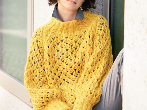 Gelber Pulli mit Ajourmuster