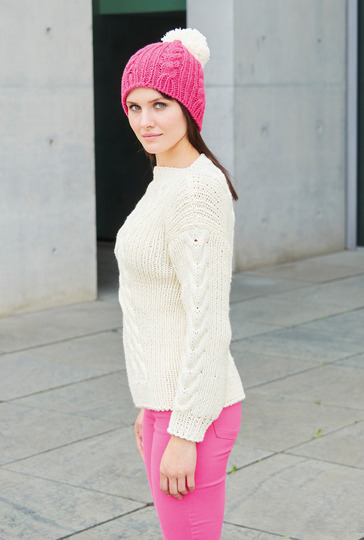 Weißer Pulli mit Zopf und Mütze und Schal