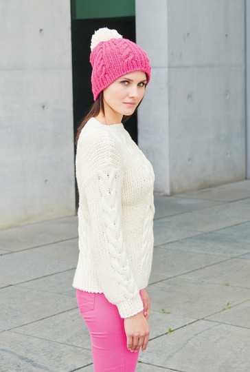 Weißer Pulli mit Zopf und Mütze und Schal