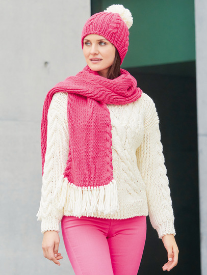 Weißer Pulli mit Zopf und Mütze und Schal