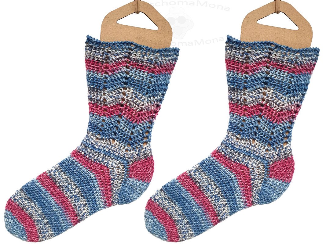 Paar gehäkelte Socken mit gestreiftem Fuß und Zickzack-Lochmuster am Schaft, farblich abgesetzte Ferse
