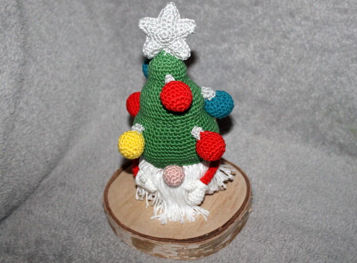 Crochet Christmas Gnomes – Three Gnomes with Long Pointed Hats (EN & DE)