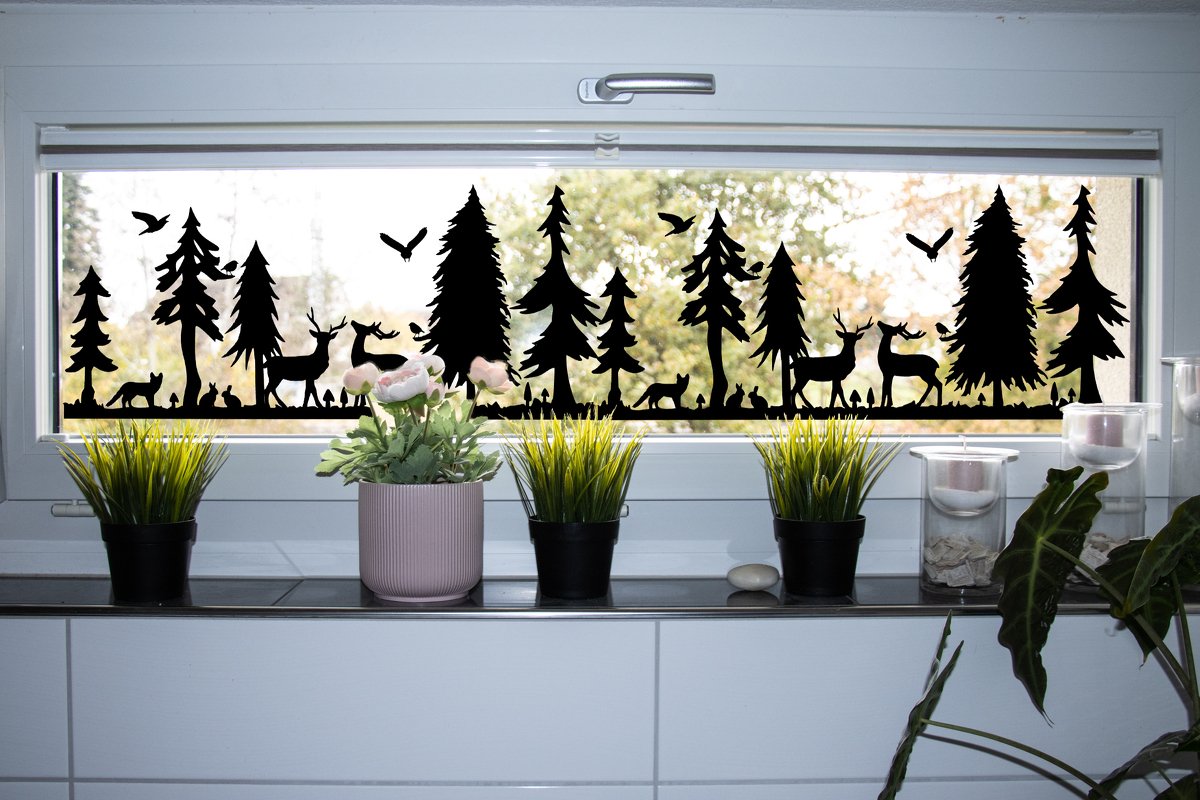Fensterbordüre in schwarzer Silhouette: Tannenwald mit Rehen, Fuchs, Hasen und Vögeln