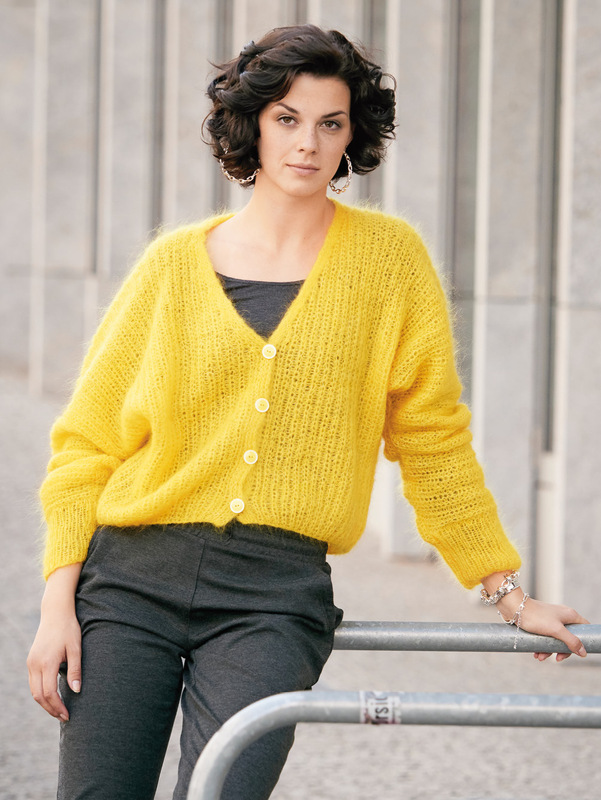 Gelbe Jacke im Patentmuster