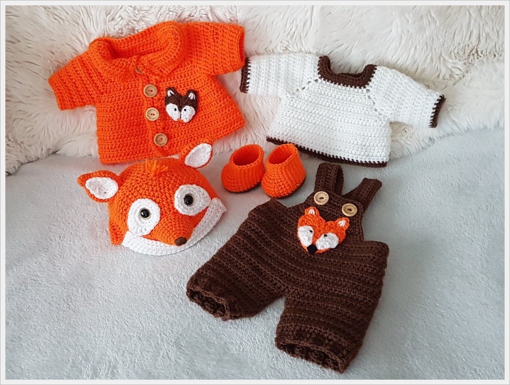 Gehäkeltes Amigurumi-Puppenoutfit mit Fuchs-Mütze, Jacke, Latzhose und Booties in Orange, Braun und Weiß