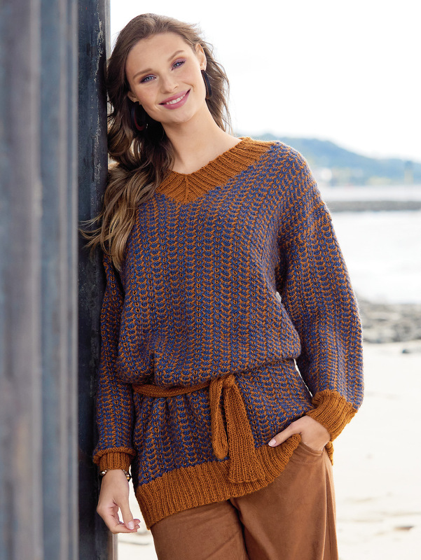 Tunika-Kleid oder V-Ausschnitt-Pulli mit Hebemaschenmuster in Kupfer und Dunkelblau