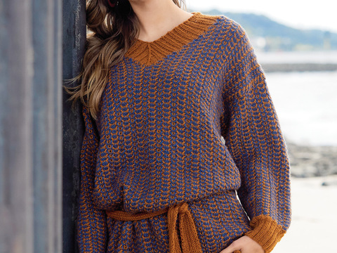 Tunika-Kleid oder V-Ausschnitt-Pulli mit Hebemaschenmuster in Kupfer und Dunkelblau