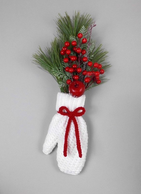 Weißer gehäkelter Fausthandschuh mit rotem Band, Tannengrün, roten Beeren und Apfelornament