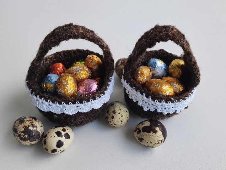 Wollkörbchen mit feiner Häkelspitze