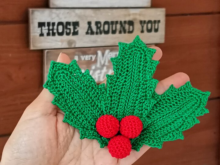 Holly Berry Decor Crochet Pattern - Christmas Applique