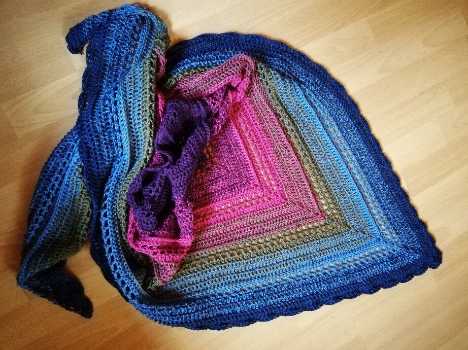 Gehäkeltes Dreieckstuch in Violett, Pink und Blau mit Muschelkante