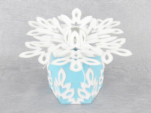 Geschenkverpackung mit Schneeflocke – Bastelanleitung und Vorlagen