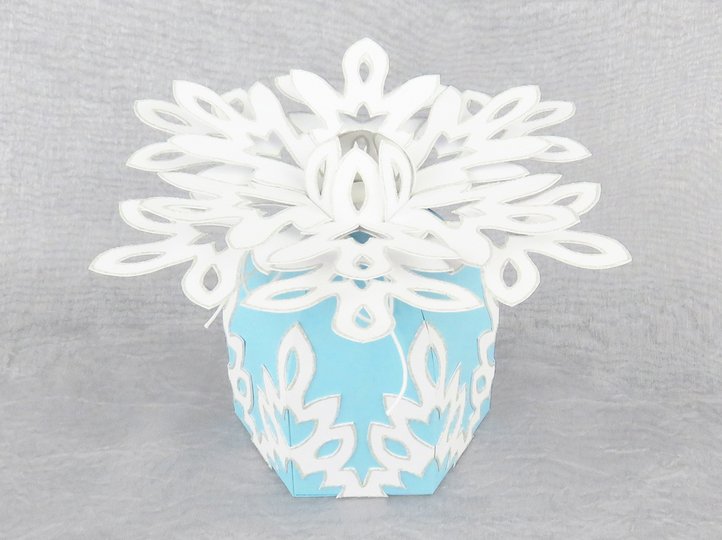 Geschenkverpackung mit Schneeflocke – Bastelanleitung und Vorlagen