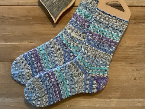 Almarine - Socks mit einfachem Zopfmuster