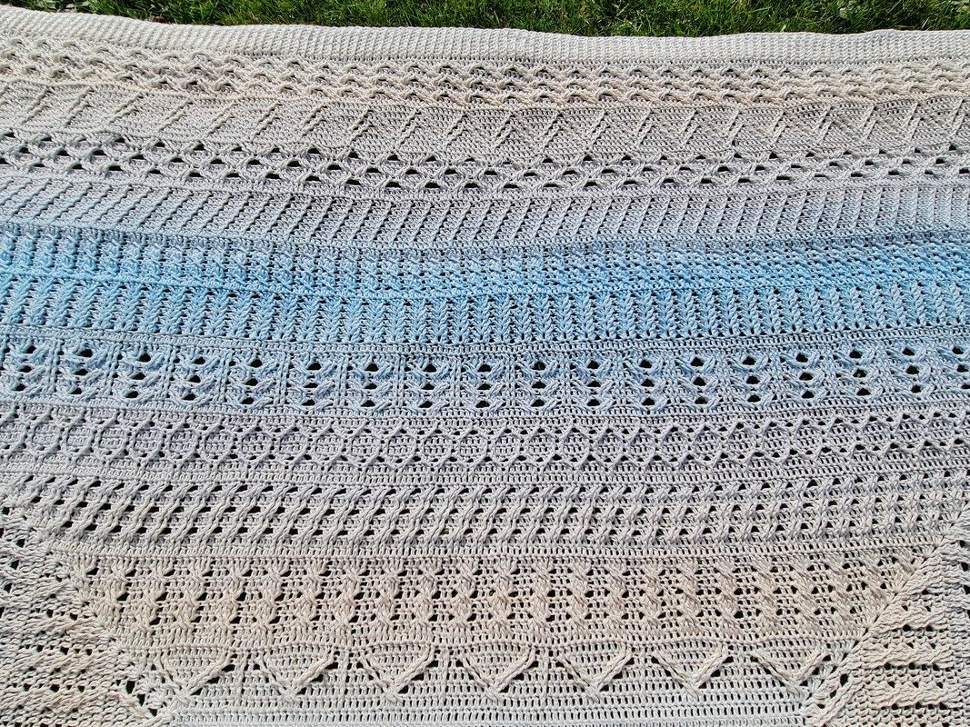 Gehäkelte Decke mit Beige‑zu‑Blau Farbverlauf und verschiedenen Häkelstichmustern
