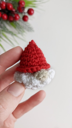 Christmas gnome ornament easy crochet pattern