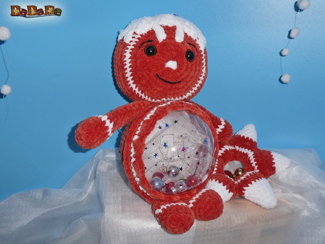 Häkel-Lebkuchenmann mit transparenter Bauchkugel gefüllt mit kleinen Weihnachtskugeln