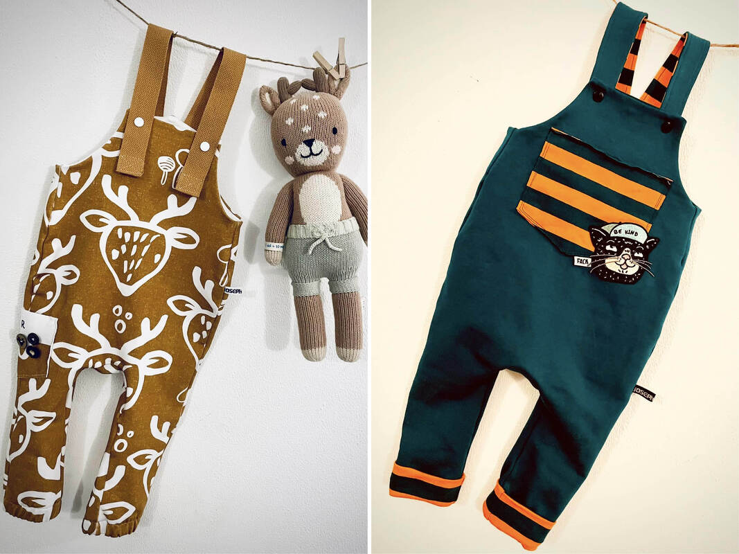 Zwei Latzhosen im Vergleich: links senfgelb mit Hirschmuster und Knopfträgern, rechts petrol mit gestreifter Brusttasche, Katzen-Patch und orangefarbenen Bündchen.