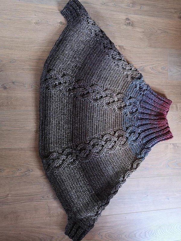 Gehäkelter Damenponcho Dunkelgrau bis Violett mit Zopfmuster und geripptem Halsausschnitt