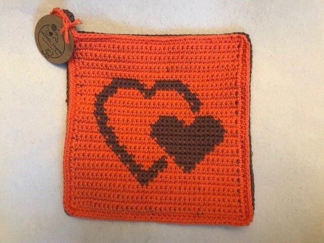 Quadratischer gehäkelter Topflappen orange mit braunen Herzen und Aufhängschlaufe