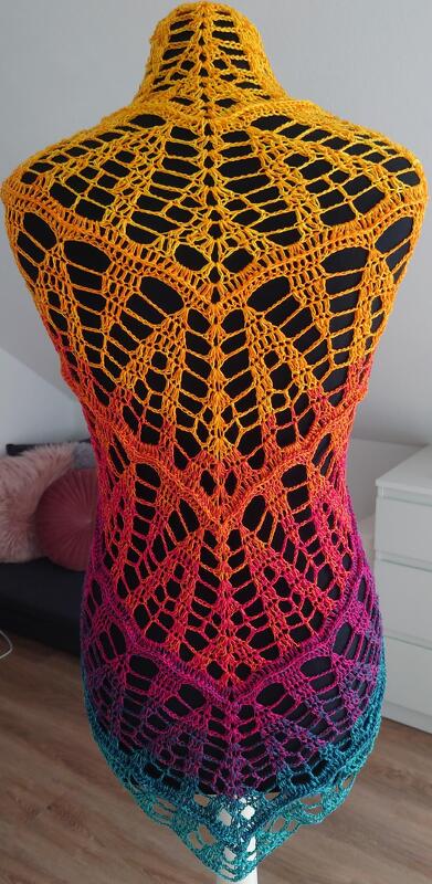 Gehäkeltes Dreieckstuch mit Ajourmuster in Gelb, Orange, Pink und Türkis auf schwarzer Büste