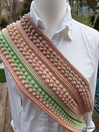 Noppi - cosy crochet loop