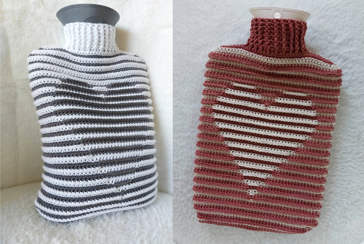 Zwei gehäkelte Wärmflaschenhüllen, eine grau-weiß gestreift, die andere rostrot-beige mit Herzmotiv.