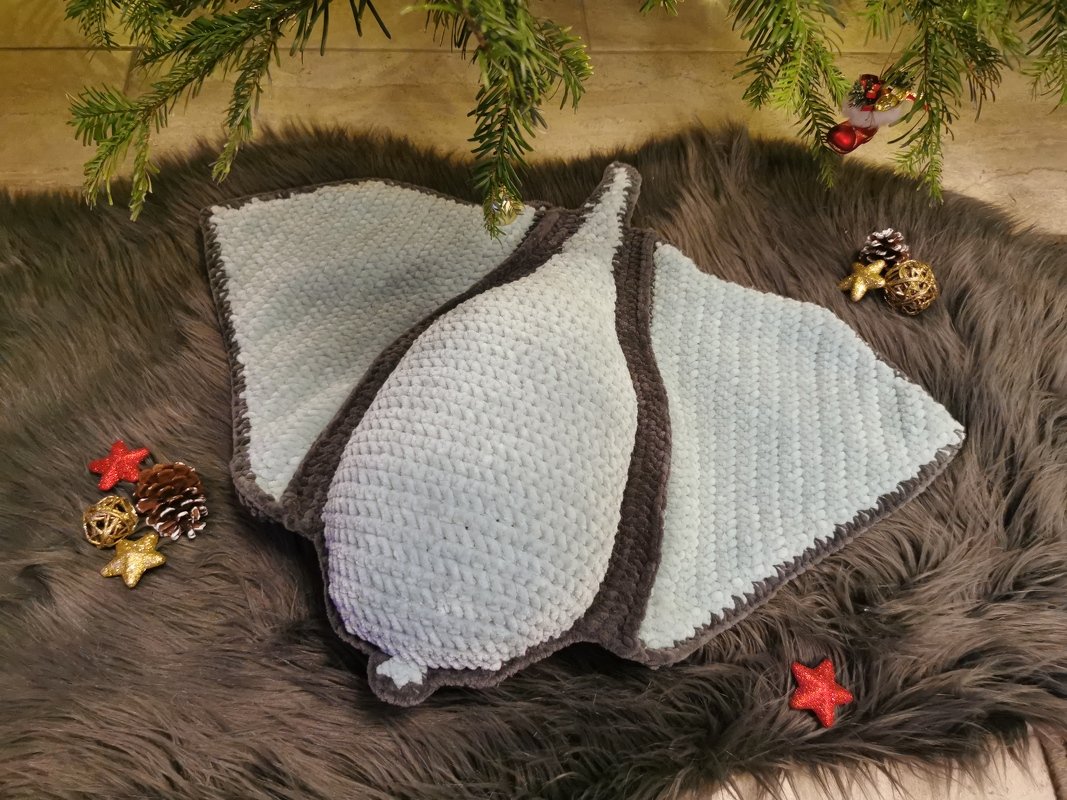 Gehäkelter hellgrauer Rochen-Amigurumi mit dunkler Umrandung auf flauschigem Kunstfell