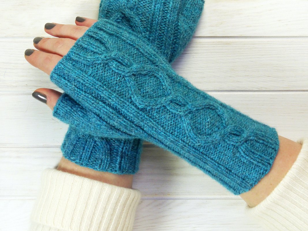 Fingerless mitts, hand cuffs Greti, knitting pattern