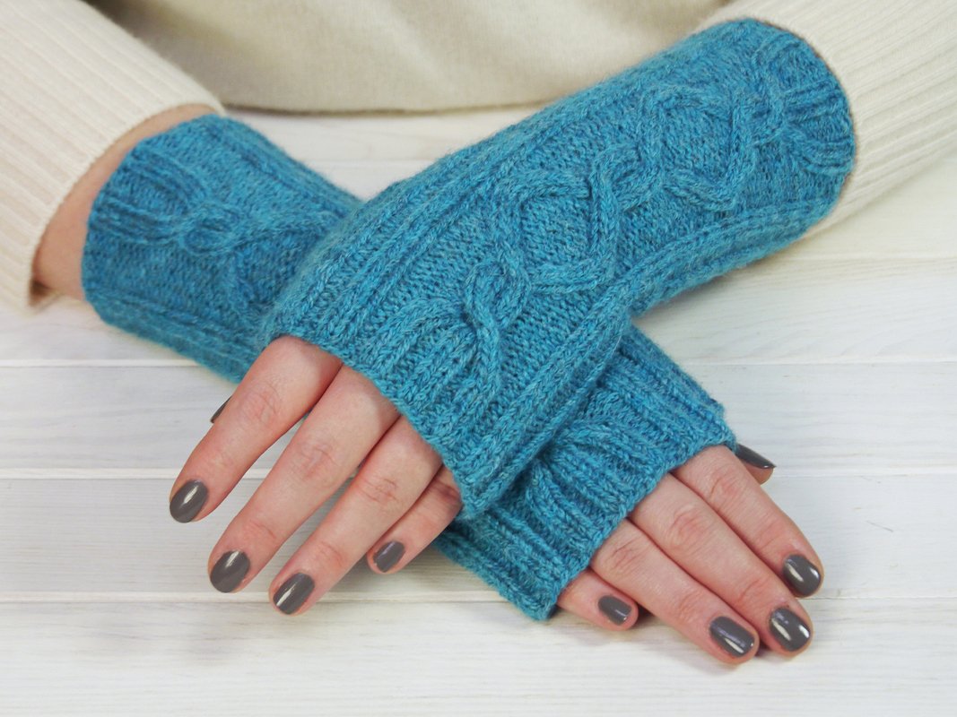 Fingerless mitts, hand cuffs Greti, knitting pattern