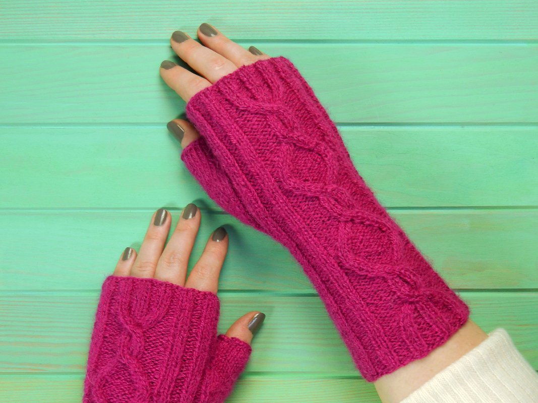 Fingerless mitts, hand cuffs Greti, knitting pattern