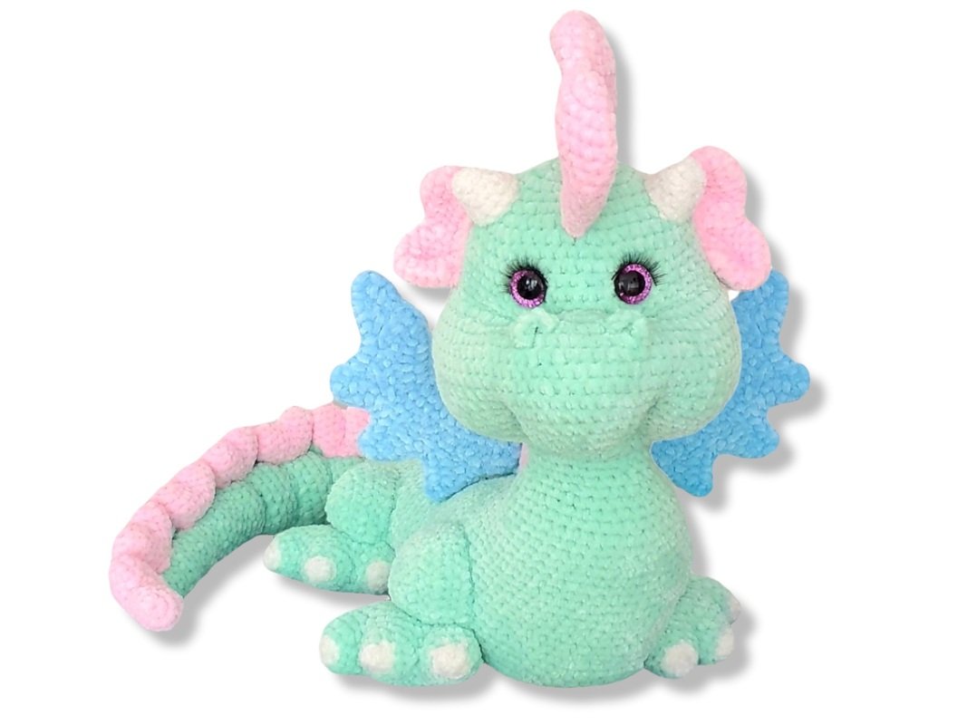 Weiches Amigurumi Drache in Pastellfarben mit Flügeln