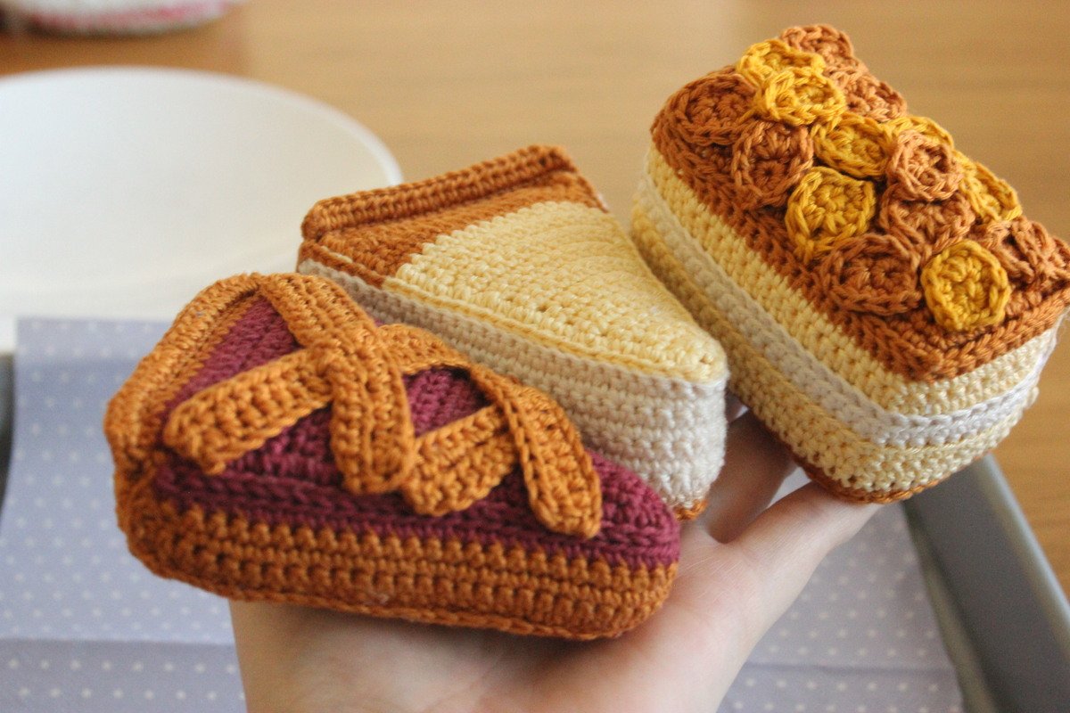 Häkelanleitung "Kuchenstück-Trio - Käsekuchen, Linzertorte, Bienenstich" - Bild 5