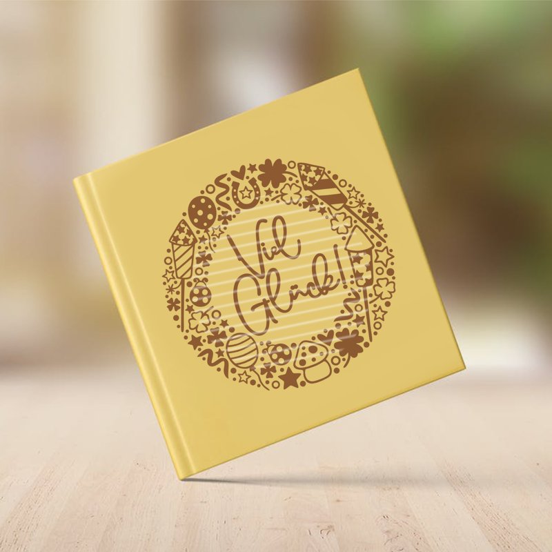 Gelbes Quadrat mit braunem Kreisornament aus Symbolen und handschriftlichem Schriftzug Viel Glück
