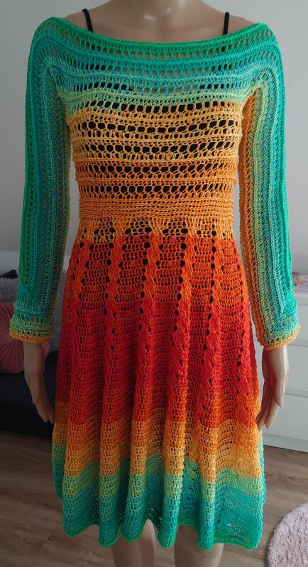 Gehäkeltes Damenkleid mit weitem Ausschnitt, langen Ärmeln und mehrfarbigem Farbverlauf