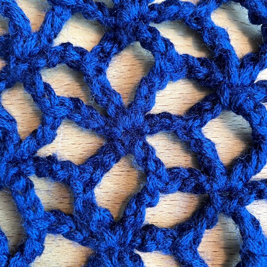 flaches Dreieckstuch im Blumenmuster - Häkelanleitung