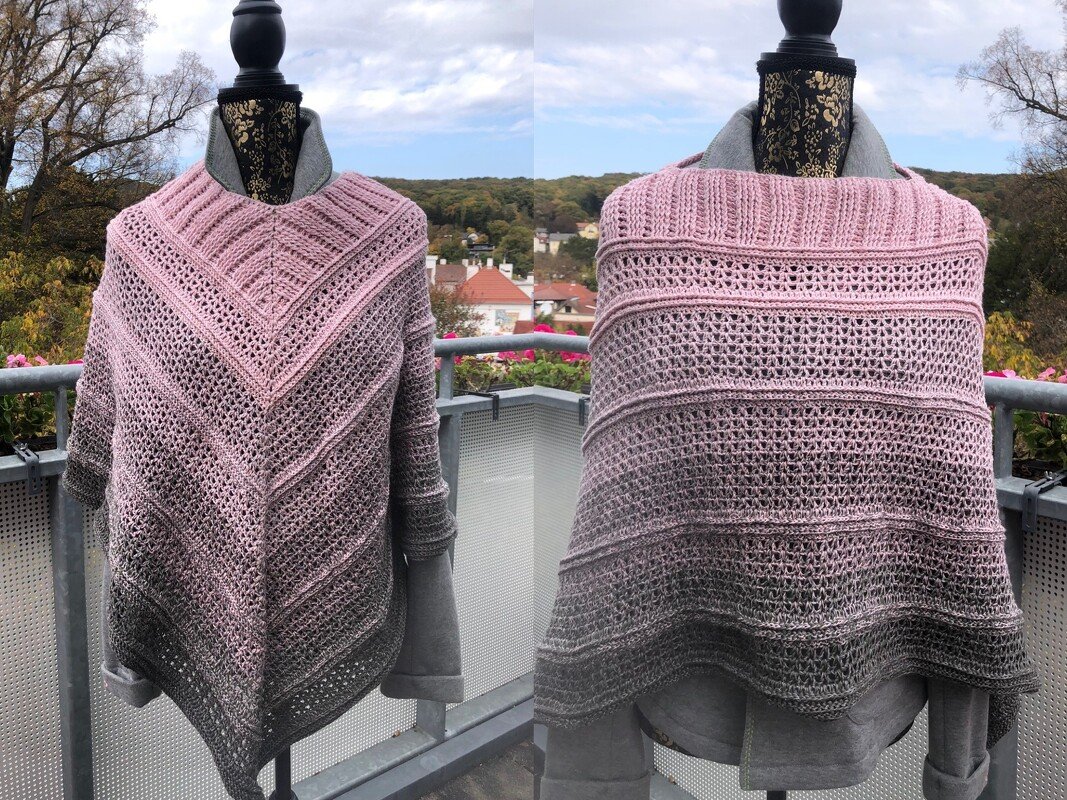 Gehäkelter Poncho auf Schneiderbüste mit V‑Muster vorn, Lochstreifen am Rücken und Ombré von Rosé zu Grau.