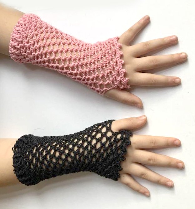 Zwei Hände mit gehäkelten, fingerlosen Handschuhen im Netzmuster, eines in Rosa, eines in Schwarz.