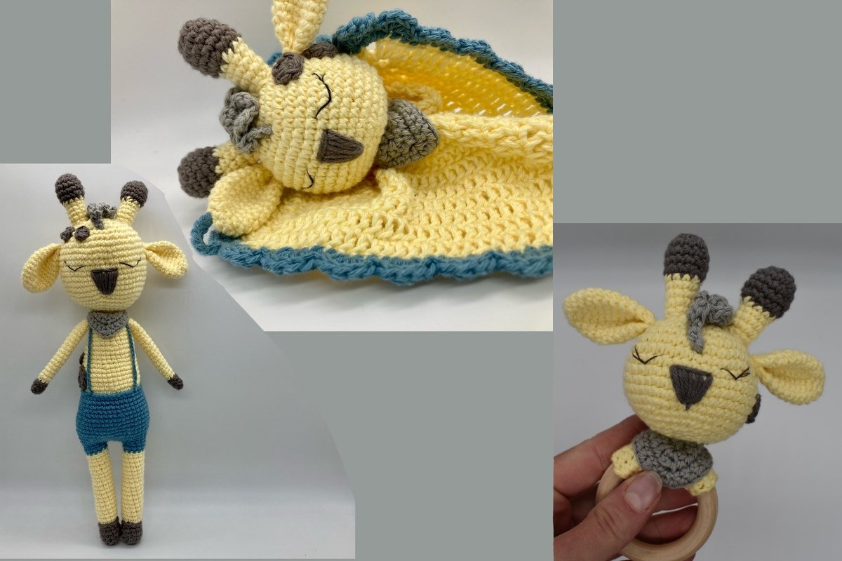 Gehäkelte Giraffen-Puppe, Kuscheltuch und Rassel in Gelb, Grau und Blau mit schlafendem Giraffengesicht.
